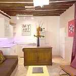 Apartments Paris Centre - At Home Hotel Central Marais