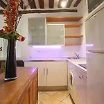 Apartments Paris Centre - At Home Hotel Central Marais